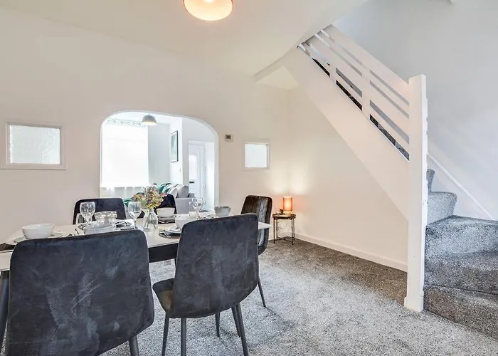 Stylish & Vibrant 2 Bedroom