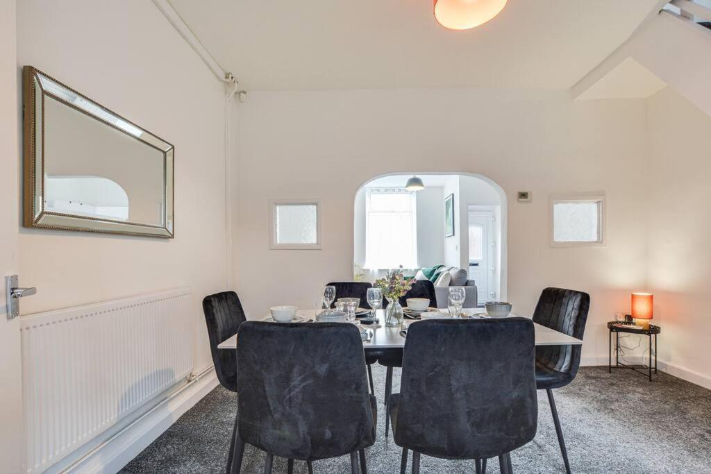 Stylish & Vibrant 2 Bedroom Hébergement de vacances