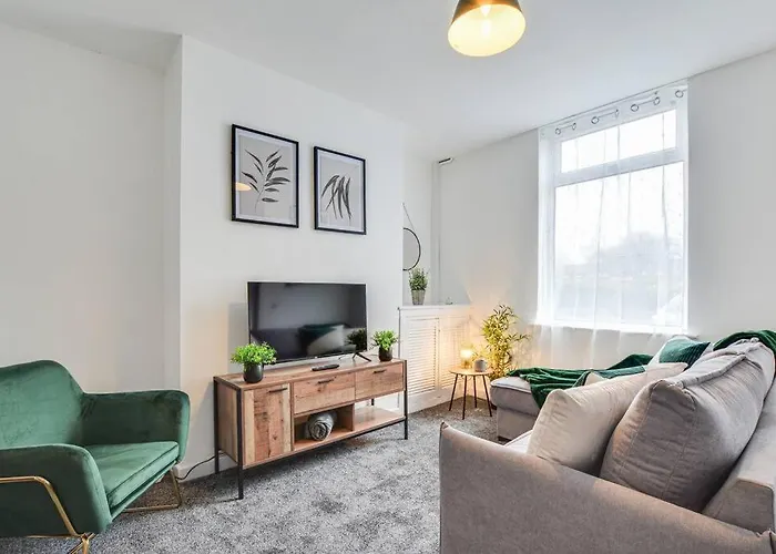 Stylish & Vibrant 2 Bedroom